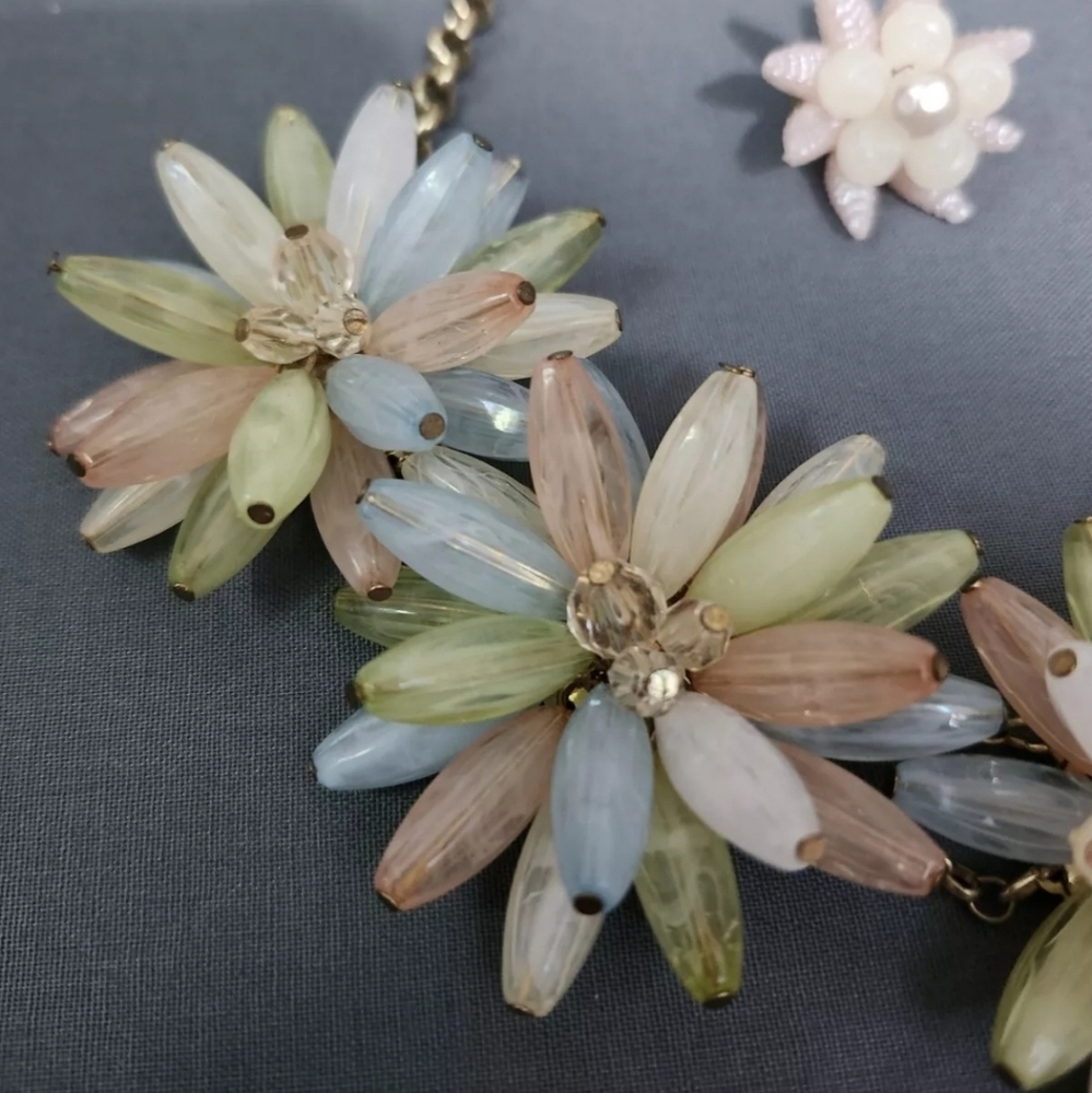 RARE Vintage Pastel Lucite Daisy Necklace - Picture 2 of 8